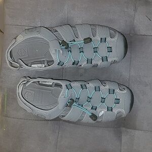 Khombu Ashley Gray Sandals ~ Size 10M